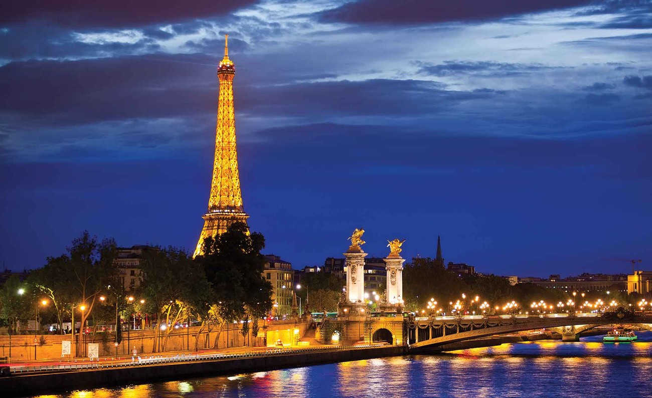 the-eiffel-tower-tapetti-valokuvatapetti-europosters-fi