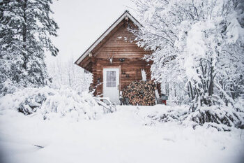 Ilustração A cozy log cabin in the snow