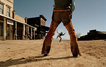 Impressão de arte Cowboys having gun duel in old west town