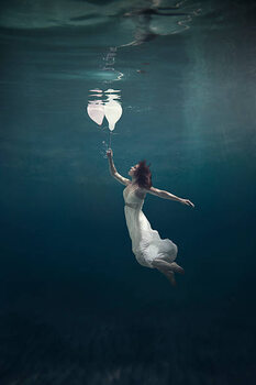 Taidejuliste girl underwater with balloons