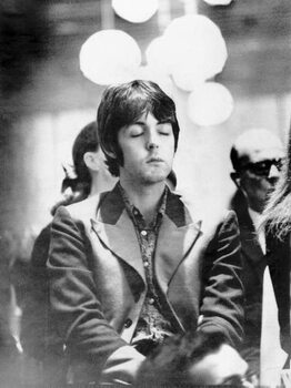 Arte Fotográfica Paul McCartney meditating, 1967