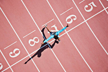 Arte Fotográfica Runner crossing finishing line on track