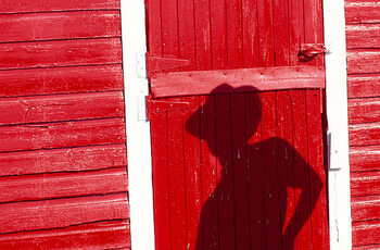 Impressão de arte Shadow on Red Barn