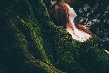 Taidejuliste Young woman covered with moss.