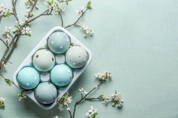 Canvas Print Blue dotted Easter eggs in container