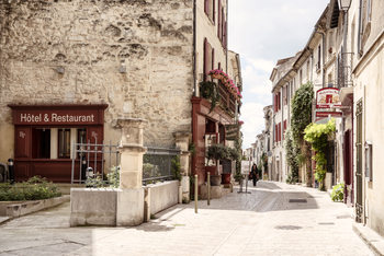 Eksklusiiviset taidevalokuvat Old Provencal Street in Uzès