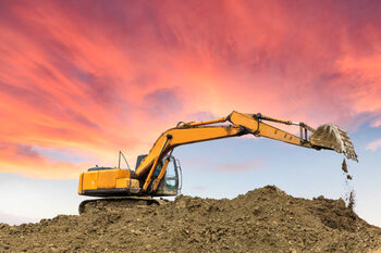Μπλουζάκι excavator in construction site on sunset sky