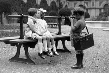 Πλαισιωμένη αφίσα First kiss (B&W)