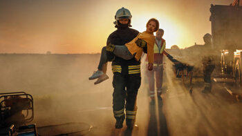 Juliste Brave Firefighter Carries Injured Young Girl