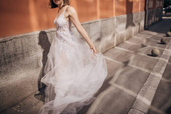 Juliste Bride on the street