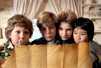 Juliste Corey Feldman, Sean Astin, Jeff Cohen and Jonathan Ke Quan