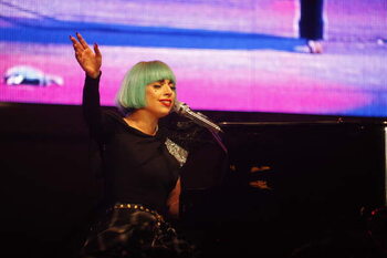 Canvas-taulu Rome, June 11, 2011. Lady GaGA live at EuroPride/Roma, 11 December 2011. Concerto di Lady Gaga all'Europride -