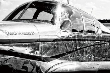 Lasitaulu Plane - Black and White