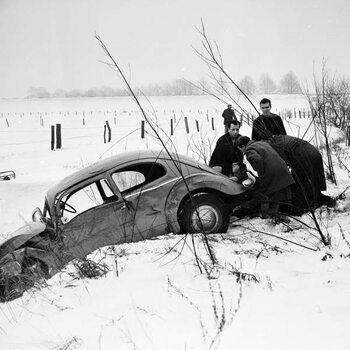 Plakat A Volkswagen beetle had an accident and was found in the roadside ditch, Germany 1960s