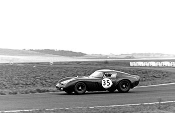 Plakat Peter Sutcliffe driving a Ferrari 250GTO, 1965