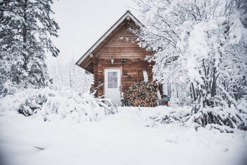 Poster A cozy log cabin in the snow