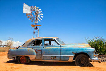 Poster Abandoned vintage car in the desert