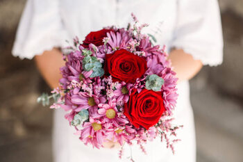 Poster Red roses and pink flowers in a bridal bouquet