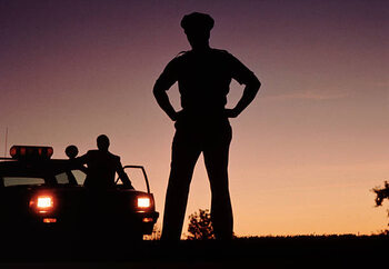 Poster Silhouette of policemen with police car