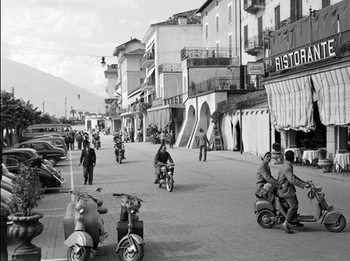 Reprodução do quadro Street scene in Bellagio Italy 1950