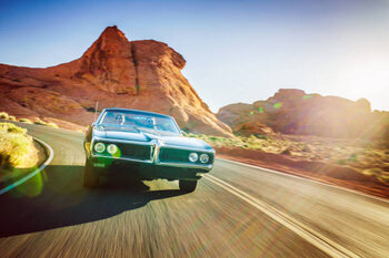 Quadro em tela driving fast through desert in vintage hot rod car