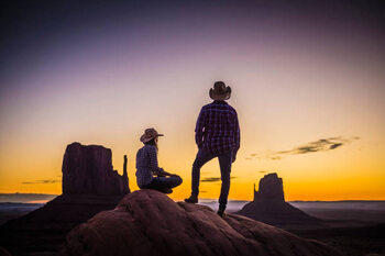 Αφίσα Hispanic couple admiring desert landscape at