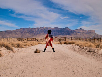 Αφίσα Man Wrapped in Stained American Flag