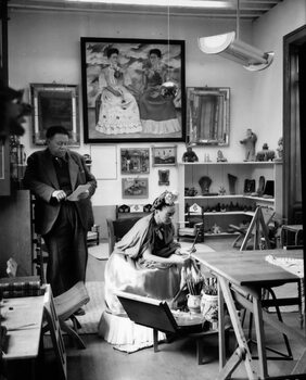 Αφίσα Mexican painters Frida Kahlo (1907-1954) and Diego Rivera (1886-1957) in their workshop in 1948