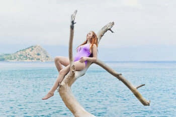 Αφίσα Young ginger woman in purple swimsuit
