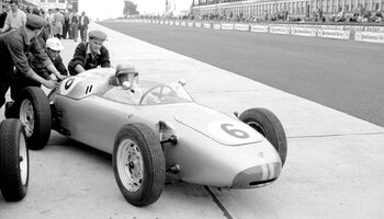 Плакат Hans Herrmann in a porsche being pushed out of the pits, 1960