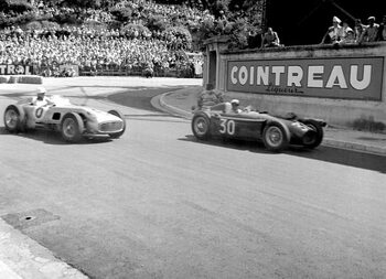 Плакат Stiriling Moss in the mercedes and Eugenio Castellotti driving the lancia d50 passing the gasworks, 1955