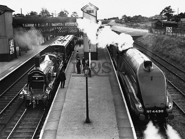 Steam train at Stevenage Station 1938 Картина