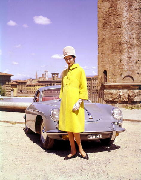 Наклейка 1962, une jeune femme posant devant une Porsche 356 B