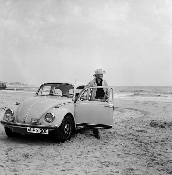 Плакат A Beetle goes full throttle, 1972