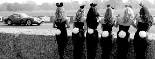 Плакат Bunny Girls watching Paul Vestey in a Ferrari 250GTO, 1970