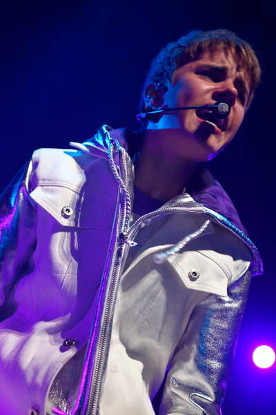 Плакат Justin Bieber performing at the NIA