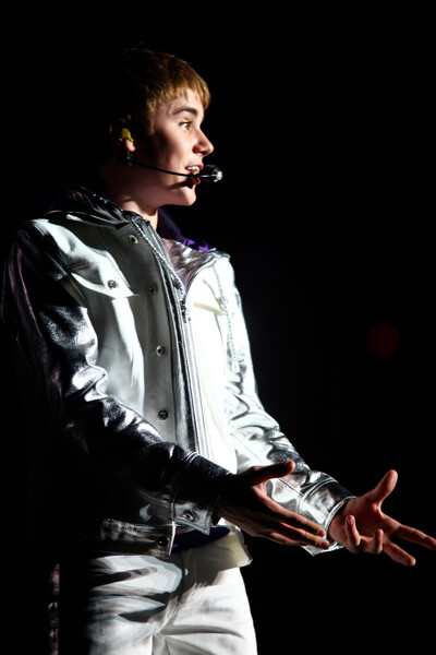 Плакат Justin Bieber performing at the NIA