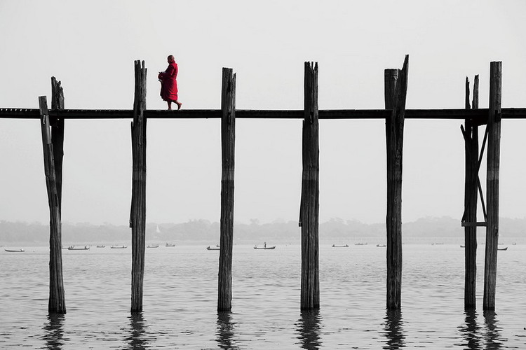 Γυάλινη τέχνη Buddhist Monk on the Jetty
