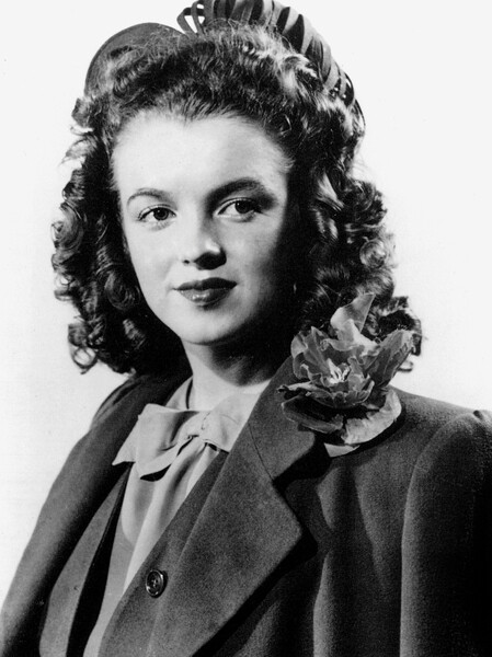 Плакат Marilyn Monroe at 18, 1944