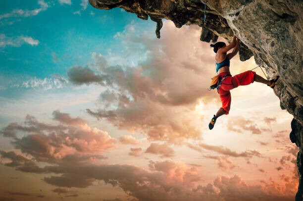 Arte Fotográfica Athletic Woman climbing on overhanging cliff