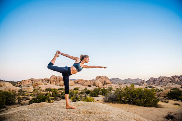 Valokuvataide Hispanic woman performing yoga in desert