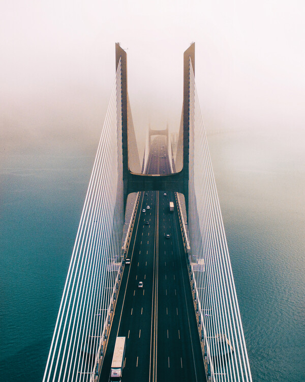 Valokuvataide Over the Bridge