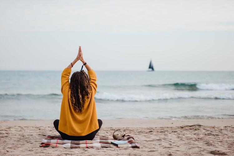 Arte Fotográfica practicing yoga at beach