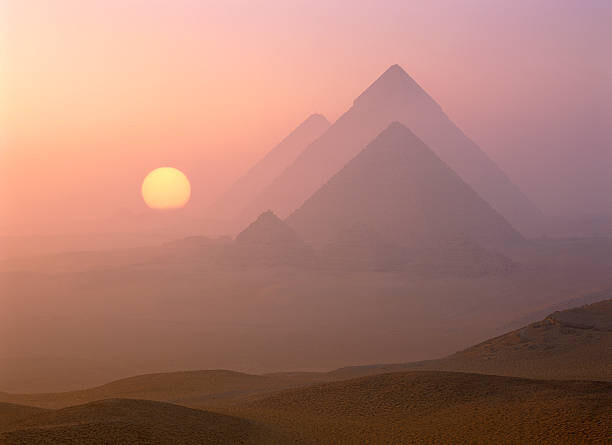 Arte Fotográfica The Pyramids viewed at sunrise, Giza, Egypt