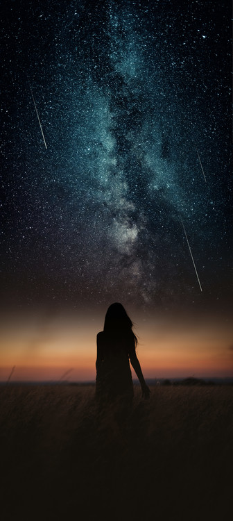 Arte Fotográfica Exclusiva Dramatic and fantasy scene with young woman looking universe with falling stars.