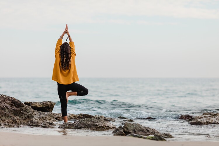 Arte Fotográfica Exclusiva practicing yoga at beach