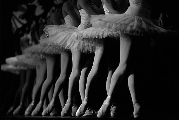 Футболка Ballerinas performing, low section