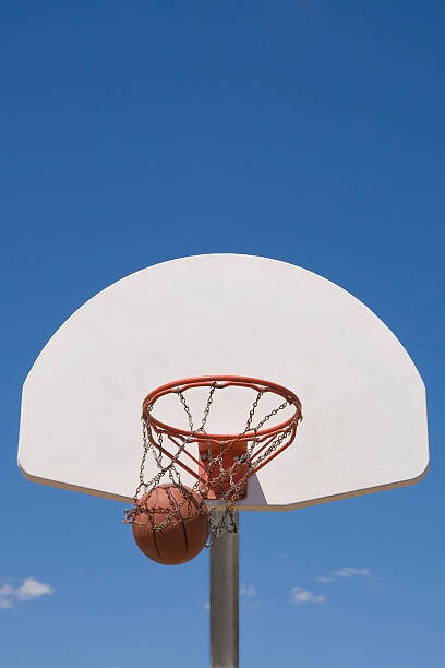 Camisola Basketball falling through hoop