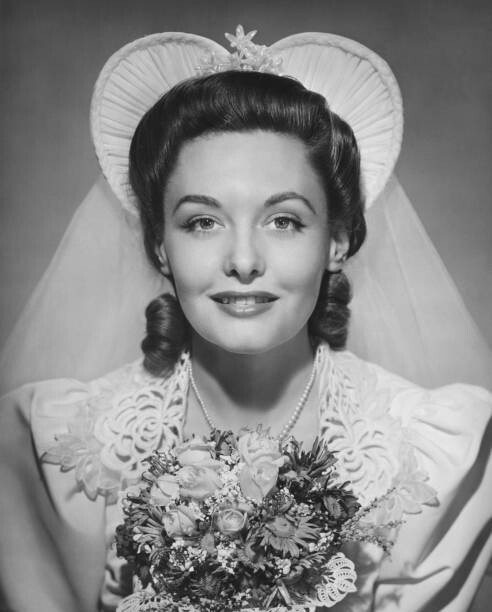 Μπλουζάκι Bride holding bouquet, posing in studio,