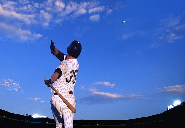 Canvas Print Baseball player hitting ball out of
